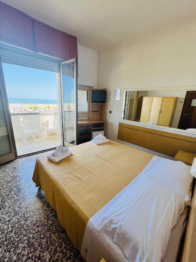 Hotel Columbia Frontemare 3*